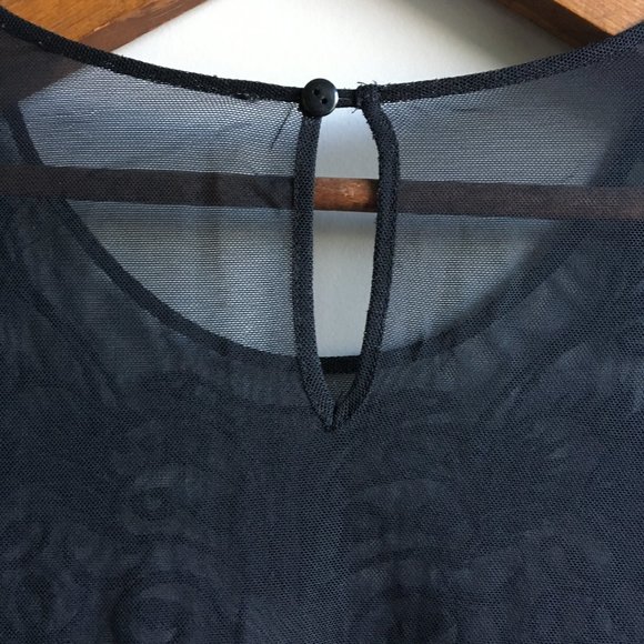 ⚪ 3/$15 Sheer black embroidered short sleeved blouse - Picture 9 of 13